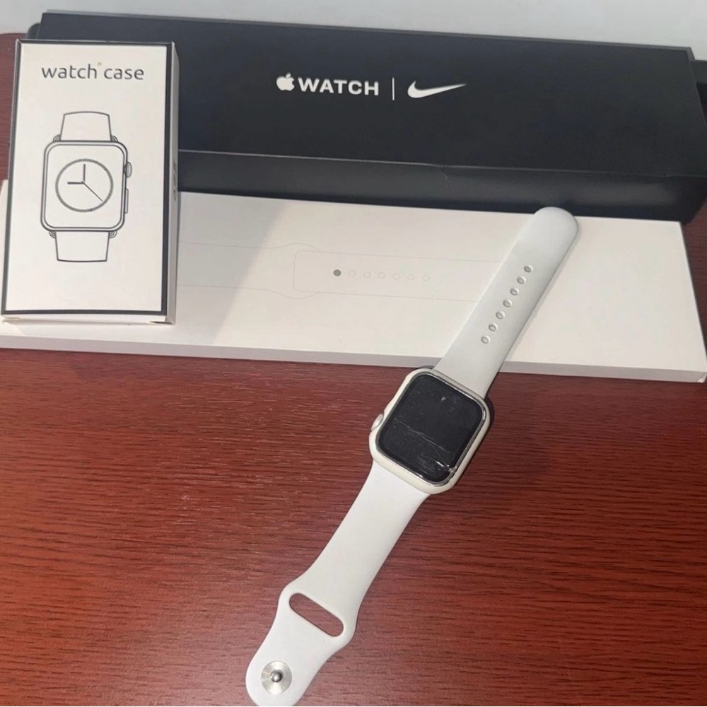 Apple SE Nike sport watch